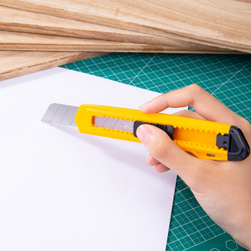 Нож канцелярский DELI, 18 мм