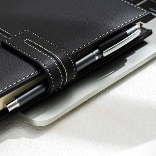 Ежедневник недатированный Deli А5, 240 страниц, 80 г/кв.м., черный