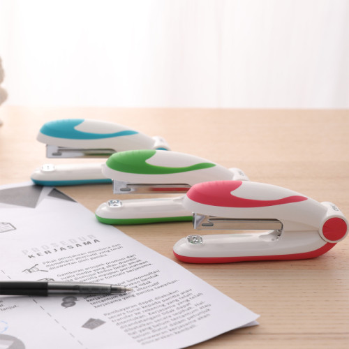 Степлер DELI, пластиковый корпус до 15 листов, ассорти