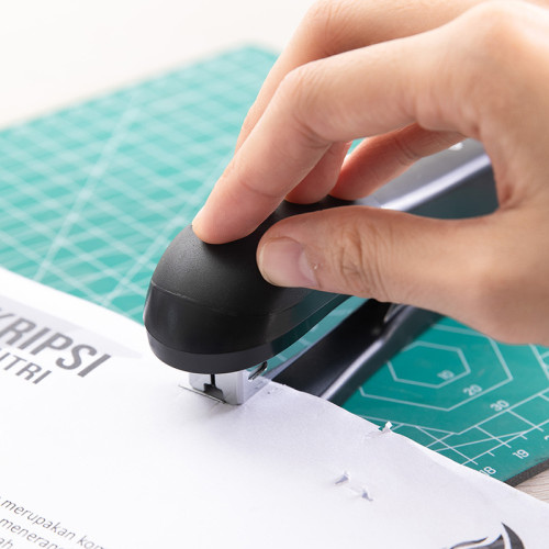 Степлер DELI "0305" до 25 листов, черный