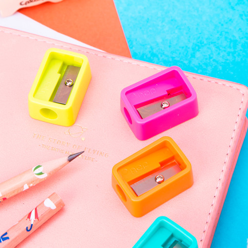 Точилка DELI "Neon", пластиковая, 1 лезвие, ассорти